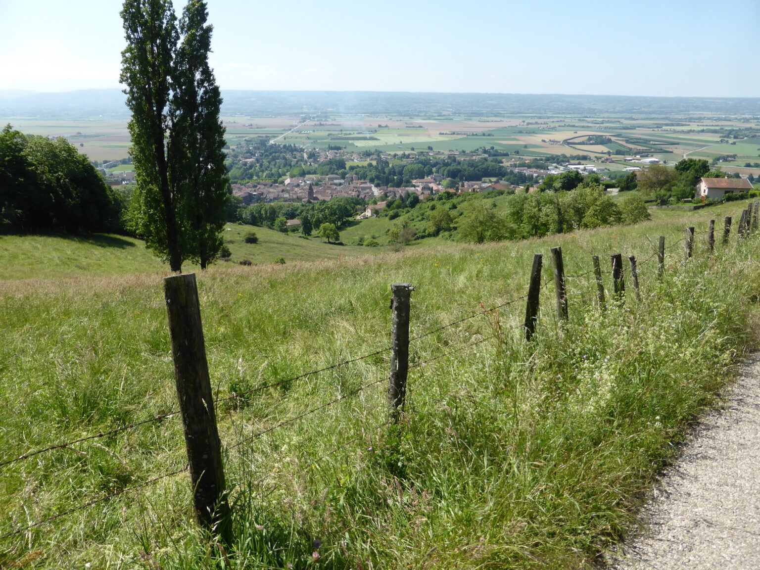 Vanbovenaf zien we beneden La Côte-St-André liggen.